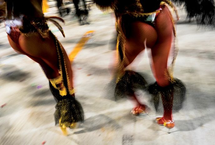 Festival, to nejsou jen tanečnice na sambodromu. Lidé slaví hlavně v ulicích.