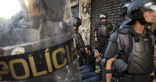 Brazilská policie je opakovaně pod palbou kritiky za to, že používá nepřiměřeně tvrdé prostředky. 