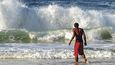 Pegar jacaré nebo „chytat aligátora“ je zdejší způsob surfování vln na hrudníku, tedy bez prkna. Vlna vás doveze až na břeh.