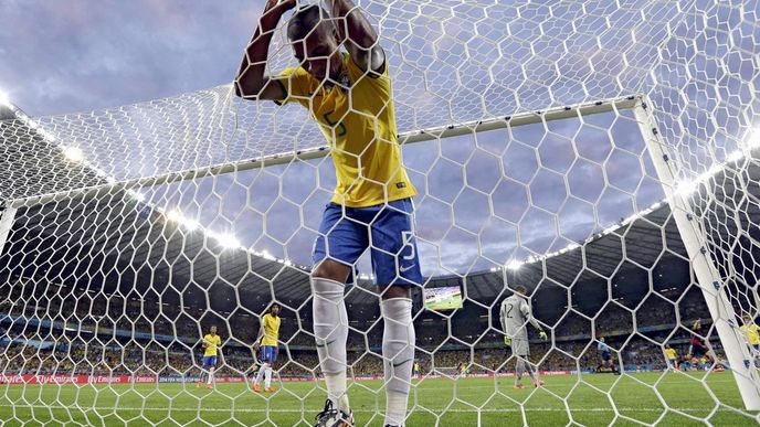 Brazilský reprezentant Fernandinho po dalším gólu v zápase Brazílie-Německo.