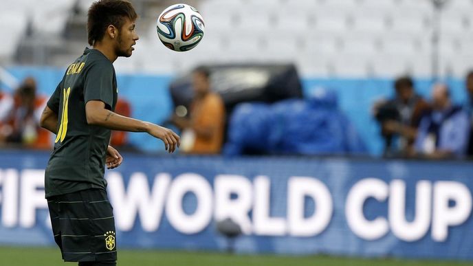 Brazilský talent Neymar bývá přirovnáván k legendárnímu Pelému