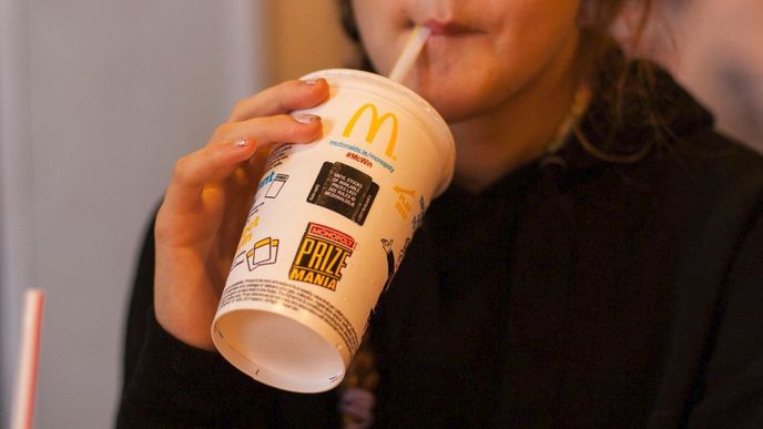 McDonald&#39;s přiznává, že jeho papírová brčka nelze recyklovat.