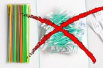 Do Česka míří zákaz plastů: Přijdeme o uchošťoury i brčka