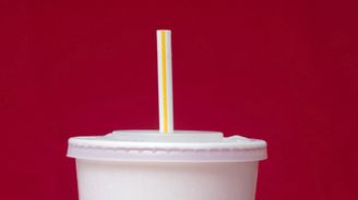 McDonald's se vydal do boje proti plastu. Přestane nabízet plastová brčka