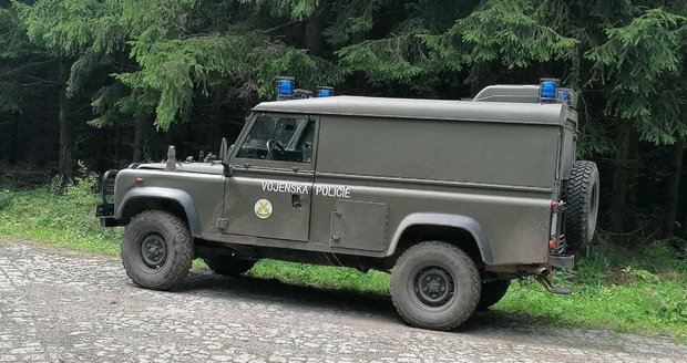 Při explozi ve vojenském prostoru v Brdech byli těžce zraněni dva muži.