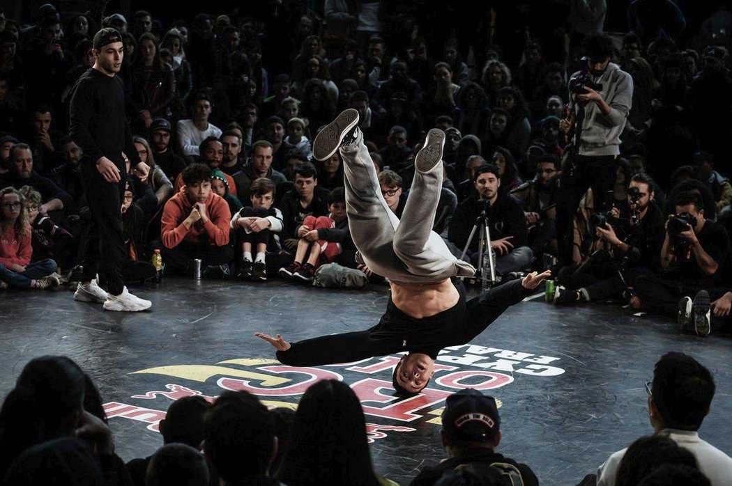 Mezinárodní olympijský výbor dal ve svém hlasování zelenou zařazení breakdance na Olympijské hry v Paříži, které se mají uskutečnit v roce 2024