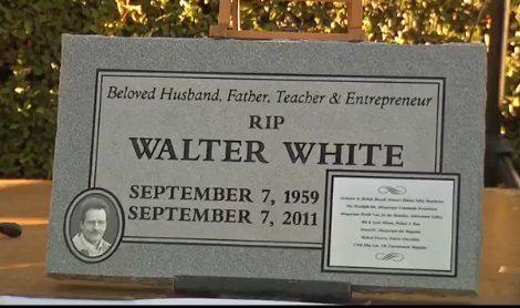 Pomník na falešném hrobě Waltera Whitea