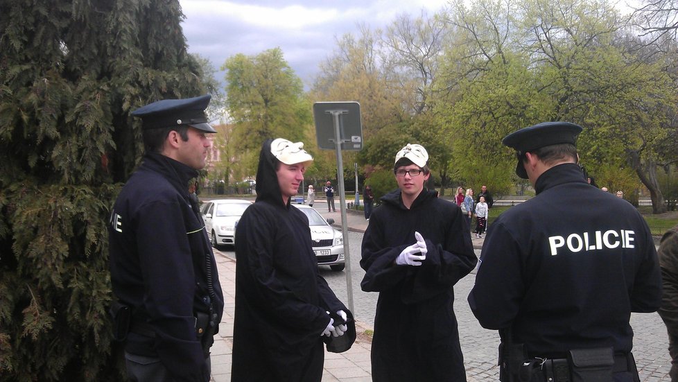 Policisté legitimují účastníky pochodu za zbitého Petra