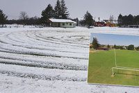 Stupidní zábava: Neznámý řidič rozjezdil autem hřiště fotbalistů a ragbistů v Břeclavi