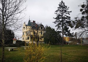 Tzv. Hvězdova vila v Břeclavi má od krupobití v červnu 2021 děravou střechu. Původní tašky už nejde použít, nahradí je plech.