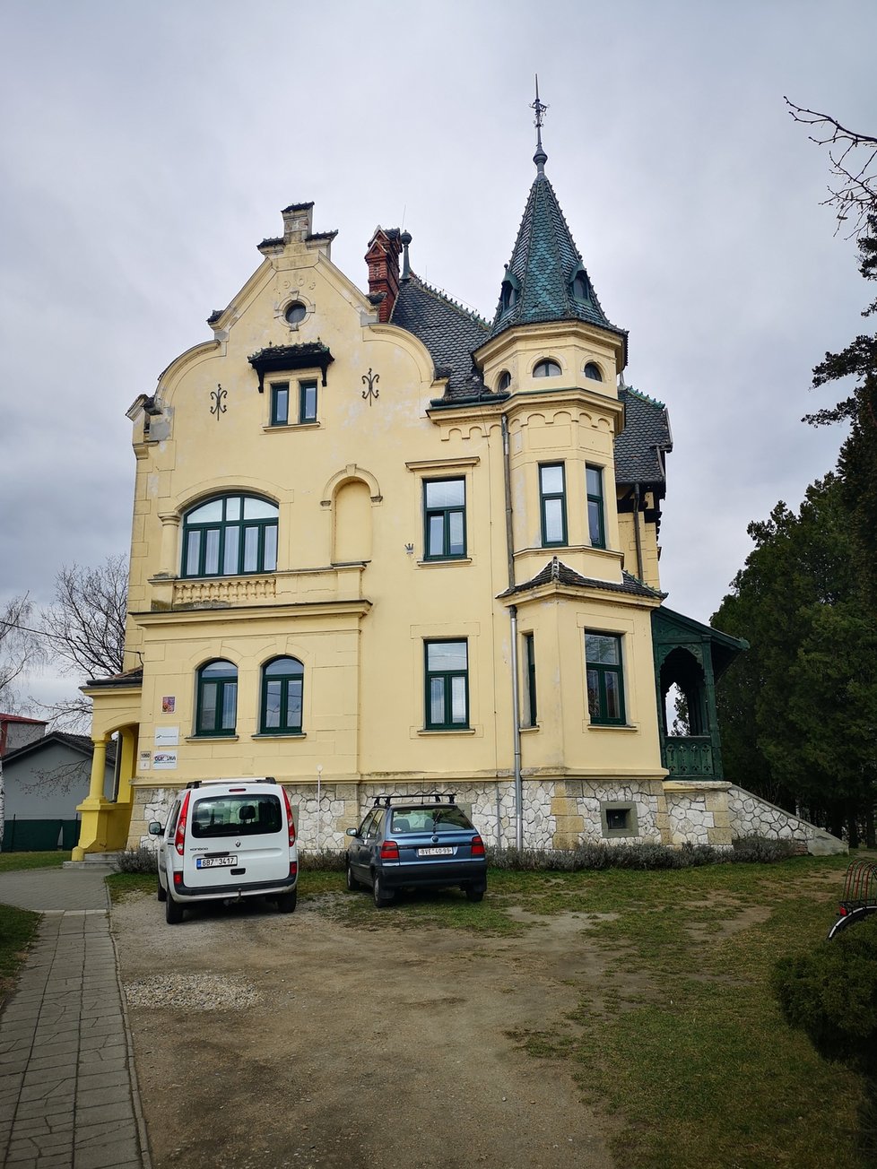 Tzv. Hvězdova vila v Břeclavi má od krupobití v červnu 2021 děravou střechu. Původní tašky už nejde použít, nahradí je plech.