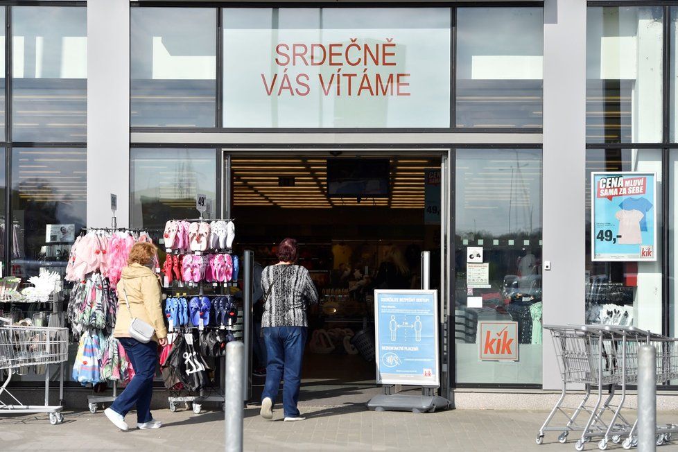 Uvolňování opatření v Česku: V nákupním centru na okraji Břeclavi mohly 27. dubna 2020 znovu otevřít všechny provozovny, které byly více než měsíc zavřené kvůli epidemii koronaviru. Na snímku prodejna Kik (27. 4. 2020)