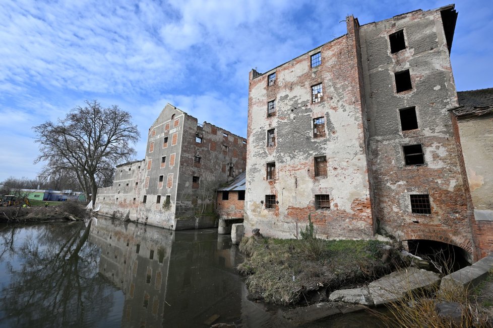 V Břeclavi začala demolice bývalého Vránova mlýna vedle zámku.