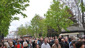 Dav dvou tisíc lidí se po útoku na Petra vydal ulicemi Břeclavi. 