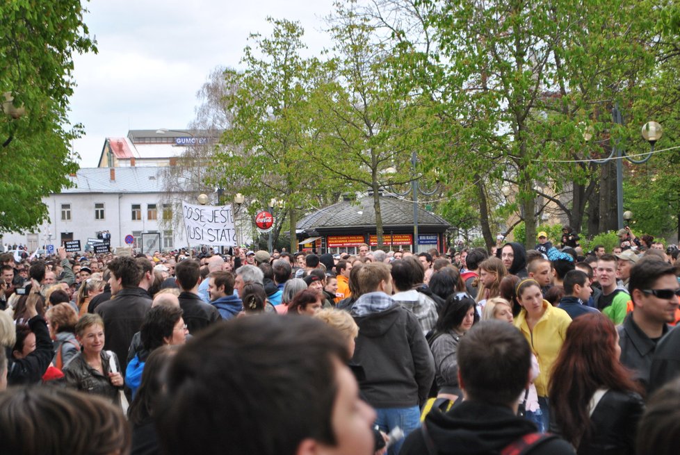 Do břeclavských ulic vyšlo dva tisíce lidí. Asi 500 z nich byli radikálové Dělnické mládeže.