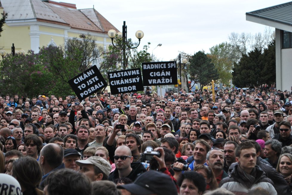 Transparenty při pochody v Břeclavi jasně vyjadřovaly, co si lidé myslí o Romech: Za rozdmýchání protiromských nálad se chlapcova matka také omluvila