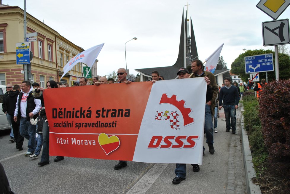 Účastníci pochodu za Petra a bezpečnost v Břeclavi.