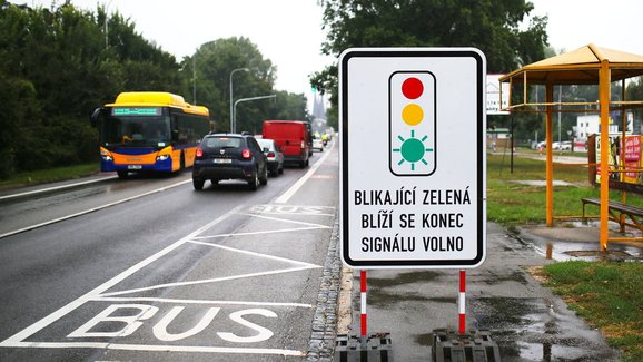 V Břeclavi na semaforech testují blikající zelenou. Co to řidičům ukazuje?