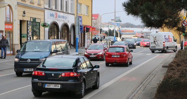 Uprostřed křižovatky řídil dopravu: Opilého mladíka řidiči neposlouchali, tak zbil chodce