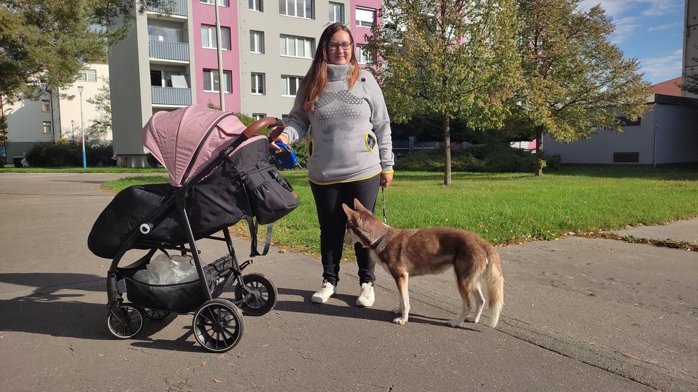 Michaela Pavelková (30) žije s přítelem a dvěma dětmi v podnájmu. Zvýšení cen tepla a teplé vody vidí jako velký problém.