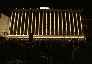 Na chátrajícím obchodním domě Breda v Opavě 27. listopadu 2021 rozsvítili vánoční osvětlení.