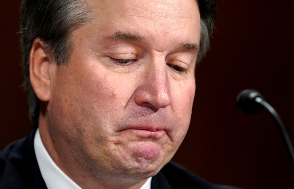 Kandidát na soudce Brett Kavanaugh byl při výslechu před senátory velmi rozčilený. Čelí obvinění, že v roce 1982 měl znásilnit Christine Blaseyovou Fordovou.