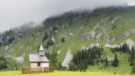 Alpská příroda láká spoustu českých turistů.