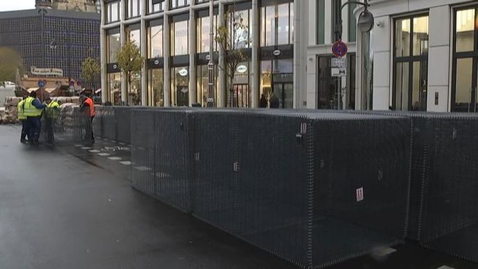 Ocelové zábrany budou letos kolem celého berlínského vánočního trhu Breitscheidplatz, kde byla před dvěma lety zavražděna při atentátu i jedna Češka.