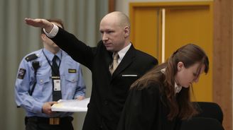 Heil Hitler, pozdravil Breivik u soudu. Škola ho omrzela, stěžuje si na samotu