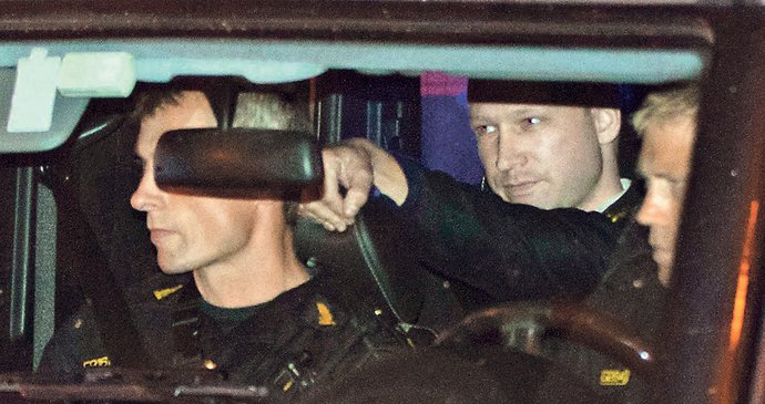 Norský vrah přijel podruhé k soudu. Ten mu prodloužil vazbu o čtyři týdny
