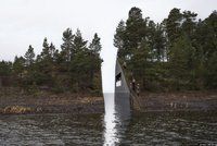 V Norsku kvůli Breivikovi rozříznou ostrov! První foto památníku obětem jeho běsnění