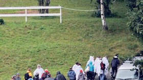 50 rodin se rozhodlo navštívit ostrov, kde přišly jejich děti o život