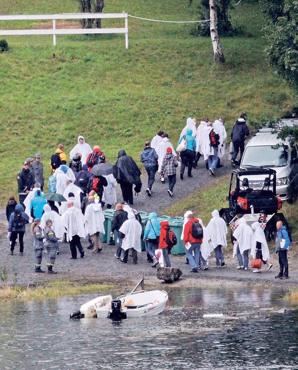 50 rodin na návštěvě norského ostrova hrůzy, kde Breivik povraždil desítky lidí