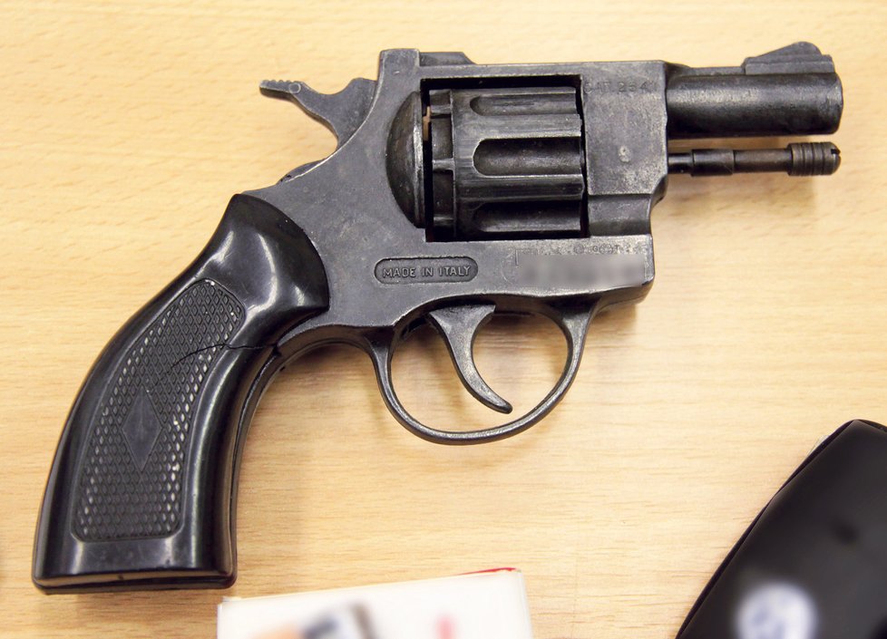 Zabavený revolver, který se našel u zadrženého muže.