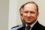 Breivik se při čtení rozsudku usmíval