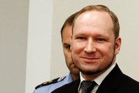 Zabiják Breivik: Za 77 mrtvých 21 let vězení. A on? Usmíval se
