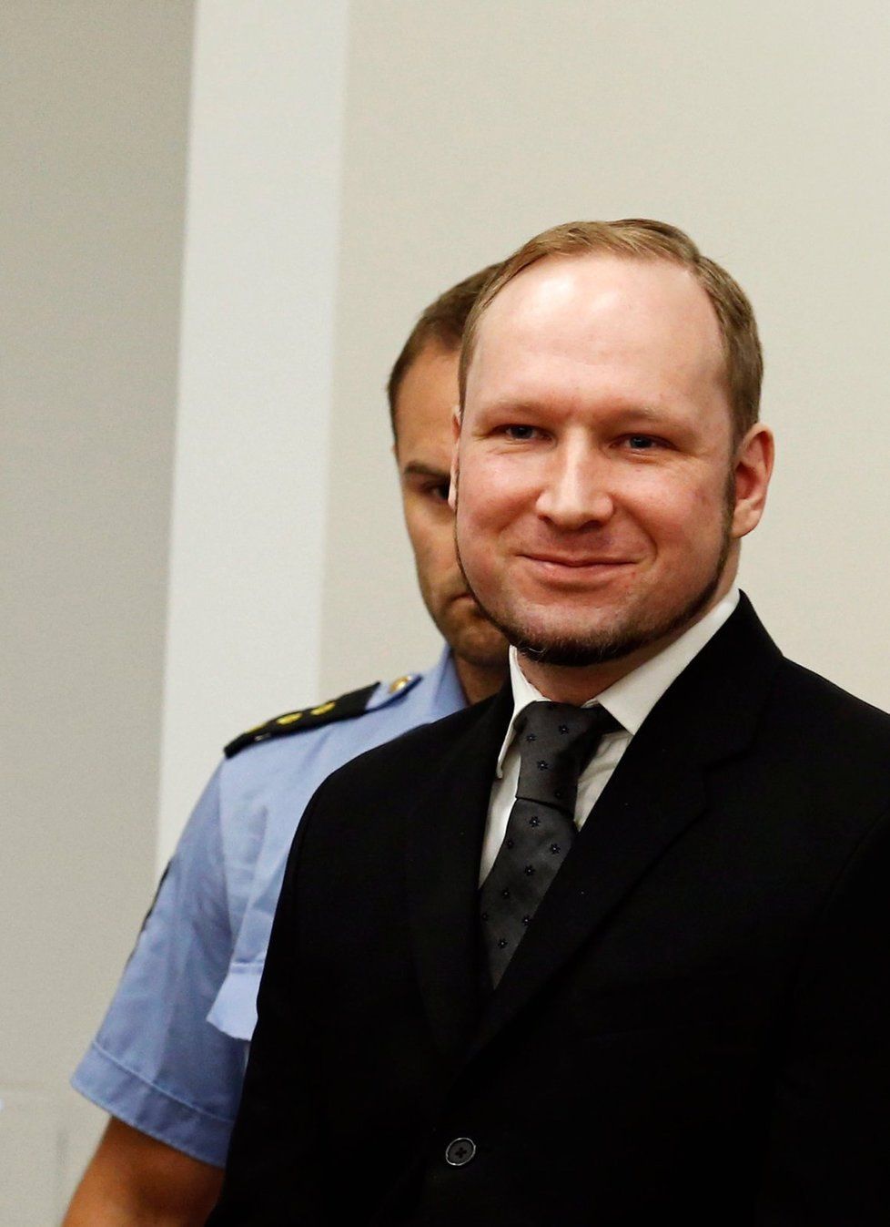 Breivik se při čtení rozsudku usmíval.