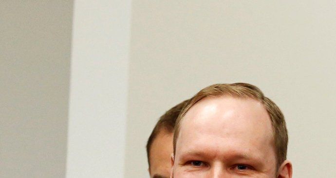 Breivik se při čtení rozsudku usmíval