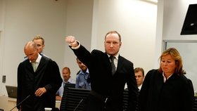 Breivik u soudu salutoval zdviženou rukou se zaťatou pěstí