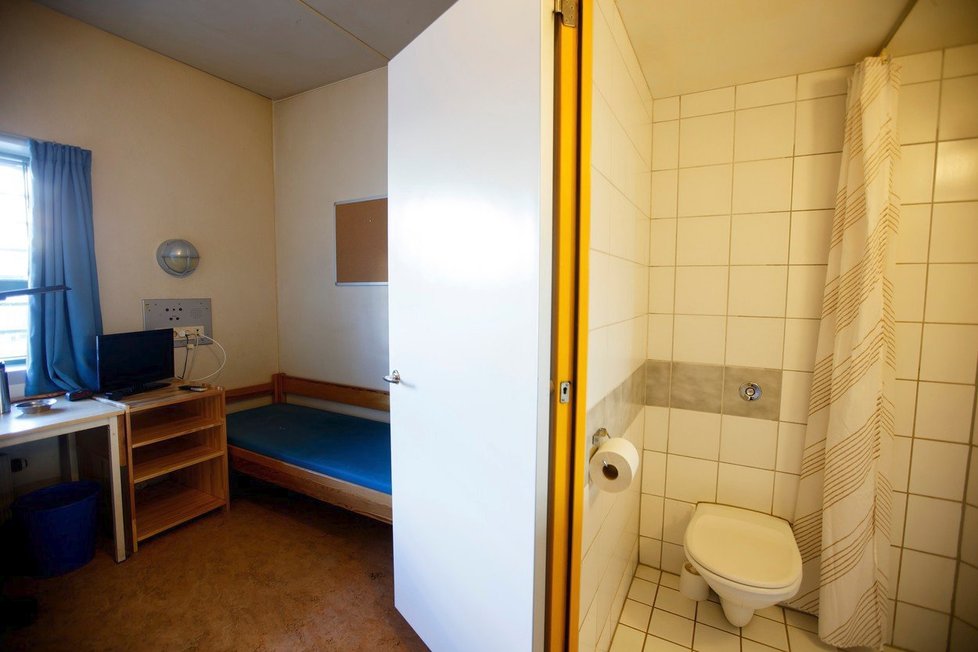 Breivik si směšný trest odpykává v luxusním vězení.