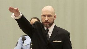 Breivik u příchodu k soudu opět hajloval