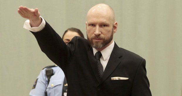 Masový vrah Breivik opět hajloval u soudu. Ten má řešit jeho „lidská práva“