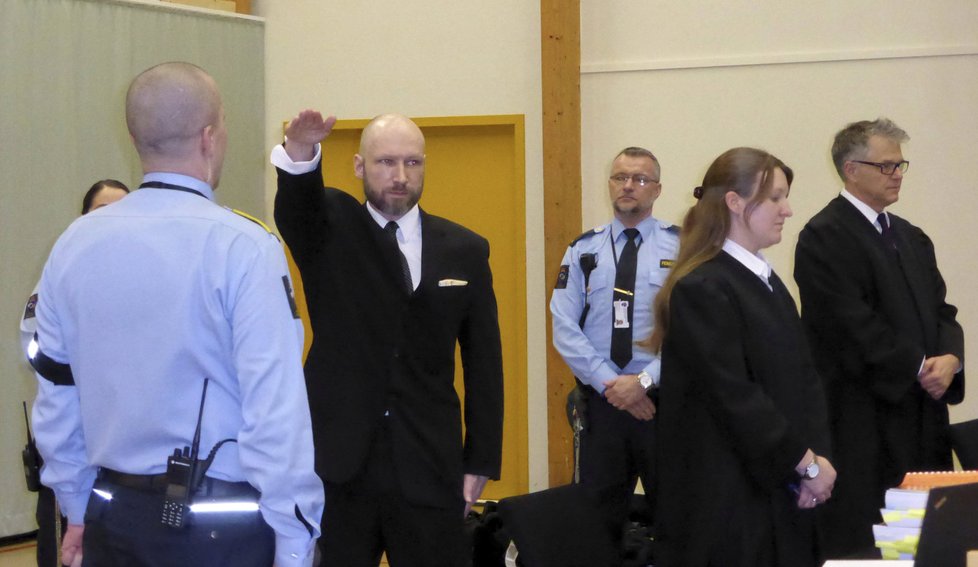 Breivik u příchodu k soudu opět hajloval