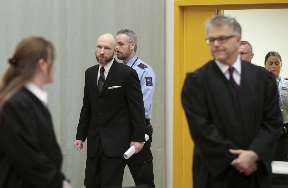 Breivik u příchodu k soudu opět hajloval