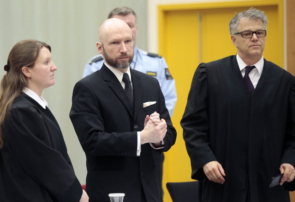 Breivik u příchodu k soudu opět hajloval.