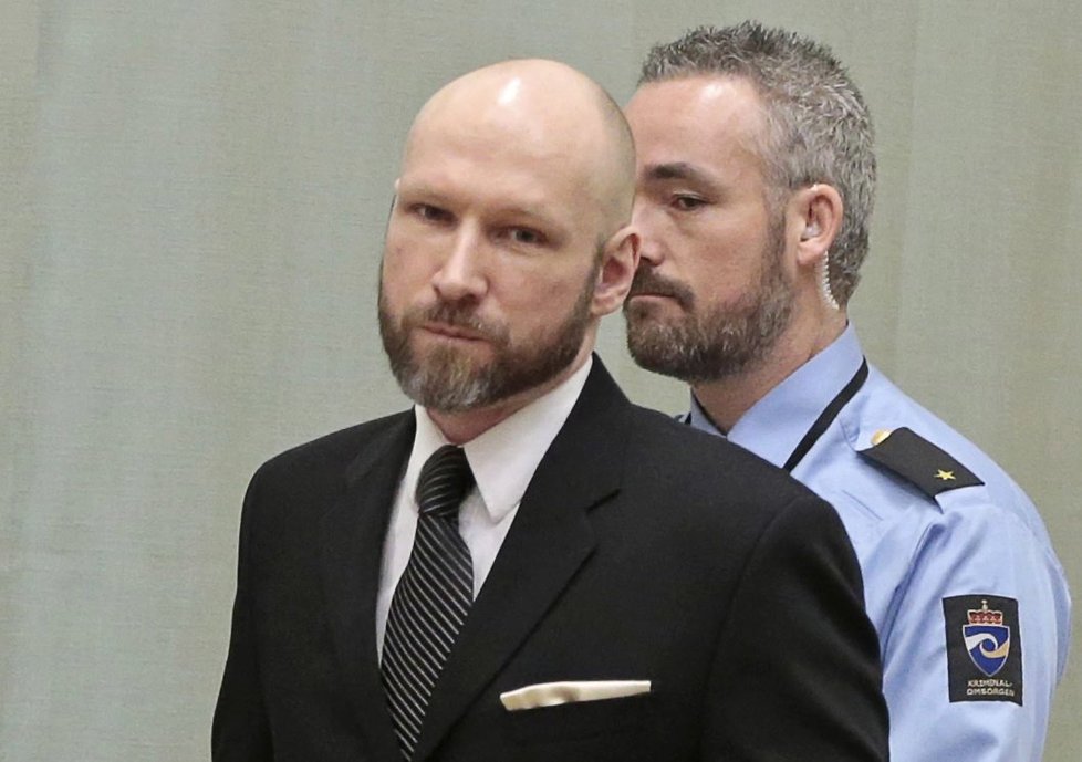 Breivik u příchodu k soudu opět hajloval