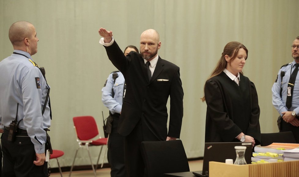Breivik u příchodu k soudu opět hajloval