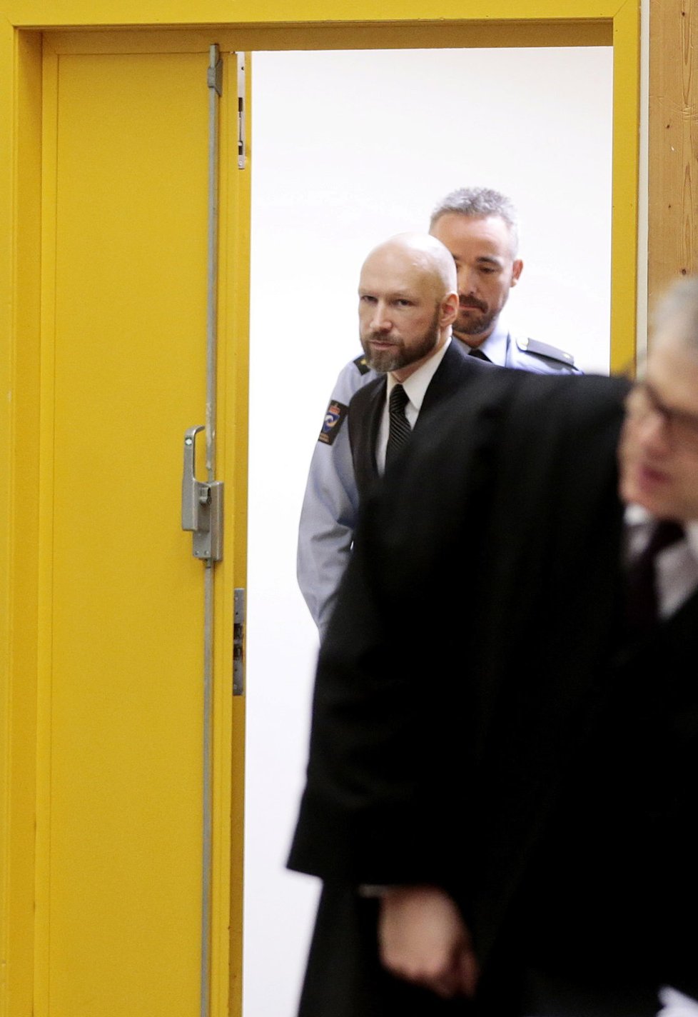 Breivik u příchodu k soudu opět hajloval.