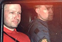 Matka vraha Breivika: Doma nosil roušku a chtěl se mazlit
