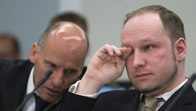 Breivik si u soudu utírá slzy